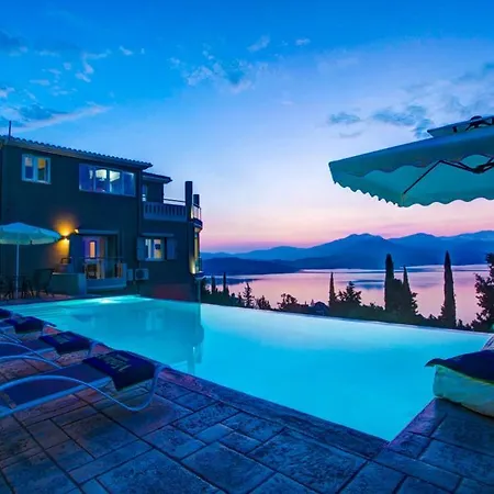 Lygia Sleeps 6 Pool Air Con Wifi *