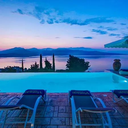 Lygia Sleeps 6 Pool Air Con Wifi *